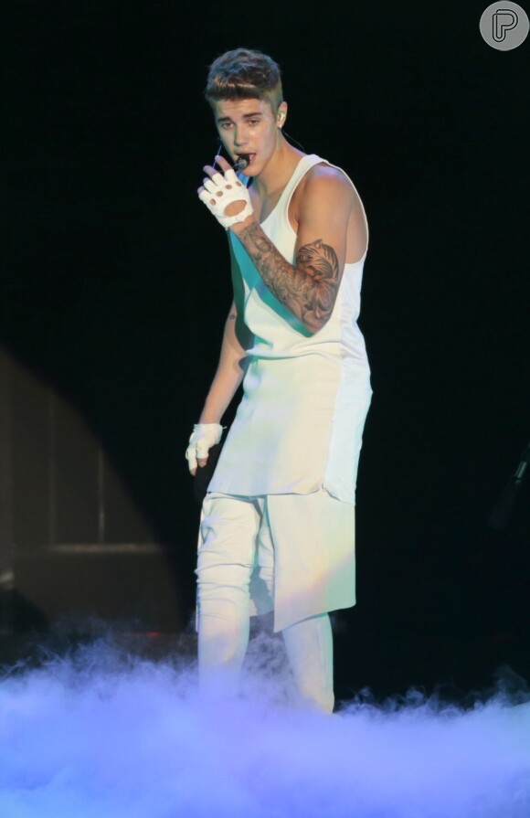 De camiseta, Justin Bieber deixou suas tatuagens à mostra durante o show no Rio de Janeiro