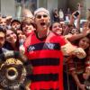 Chad Smith, bateirista do Red Hot Chili Peppers, aproveitou os dias no Brasil e posou com fãs vestido com a camisa do Flamengo