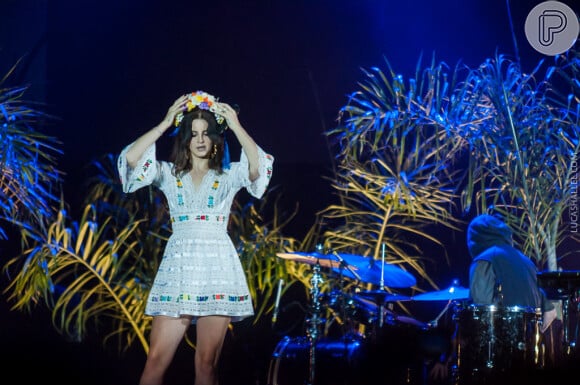 Lana Del Rey usou uma coroa de flores para se apresentar no Brasil em 2013