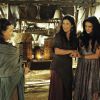 Léia (Beth Goulart) e Samara (Paloma Bernardi) vasculham a tenda de Adara (Yaçanã Martins) para encontrar as estatuetas de deuses cananeus e as escondem no forno do acampamento, na novela 'A Terra Prometida'