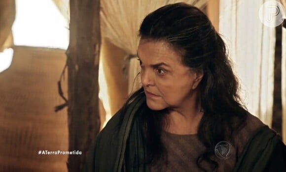 Adara (Yaçanã Martins) é presa após entrar na tenda de reuniões e revelar ser uma cananeia e não ser mãe de Aruna (Thais Melchior), na novela 'A Terra Prometida'