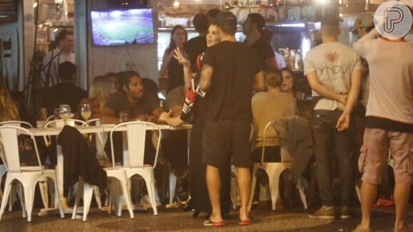 Pedro Scooby é visto em bar na companhia da atriz Robertha Portella, na noite desta sexta-feira, 7 de outubro de 2016, em um bar no Leblon, Zona Sul do Rio de Janeiro