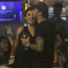 Pedro Scooby é visto em bar na companhia da atriz Robertha Portella, na noite desta sexta-feira, 7 de outubro de 2016, em um bar no Leblon, Zona Sul do Rio de Janeiro
