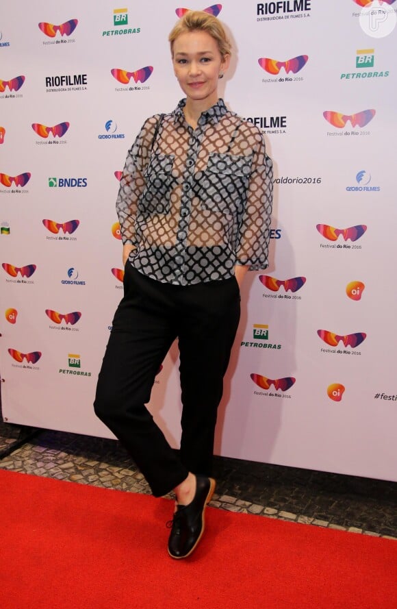 Julia lemmertz apostou no look descolado para lançar o filme 'Pequeno Segredo', no Cine Odeon, no Centro do Rio, em 10 de outubro de 2016
