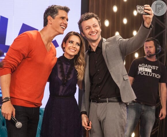 Sandy e Lucas Lima tiram selfie com Marcio Garcia nos bastidores do programa 'Tamanho Família', que vai ao ar neste domingo, 9 de outubro de 2016