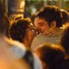Fabiula Nascimento e Marco Pigossi mostram clima de intimidade e trocam carinhos durante encontro no Rio