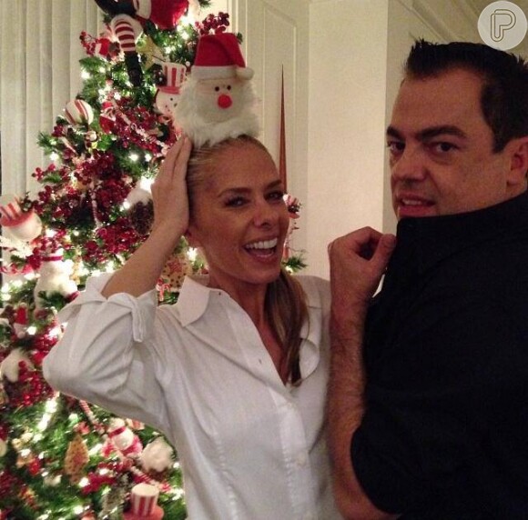 Adriane Galisteu posa com o seu cabeleireiro, Marco Antonio de Biaggi, durante a sua comemoração de Natal antecipada, em 13 de dezembro de 2013
