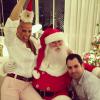 Adriane Galisteu posa com o Papai Noel, em 13 de dezembro de 2013