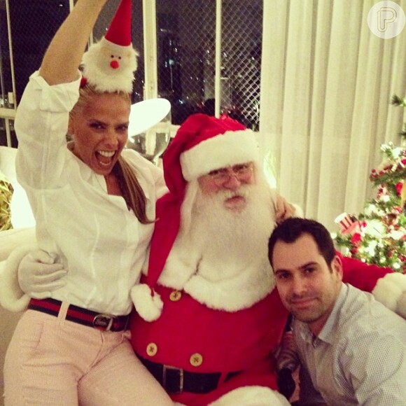 Adriane Galisteu posa com o Papai Noel, em 13 de dezembro de 2013
