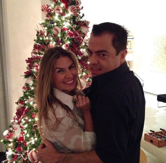 Amigos de Adriane Galisteu exibem a árvore de Natal na residência da loira, em 13 de dezembro de 2013