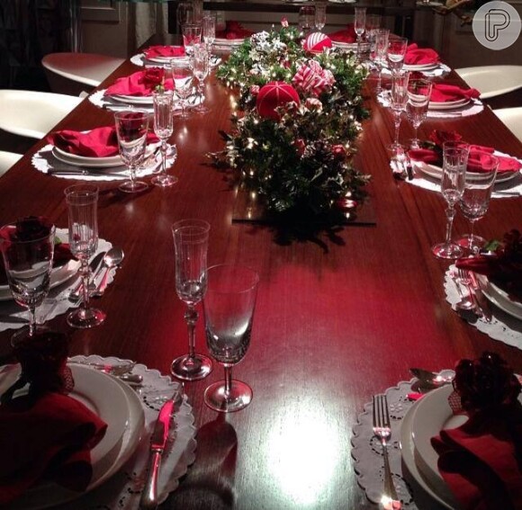 Adriane Galisteu preparou uma decoração especial, nos tons de vermelho, para receber os amigos no 'Natal da Galisteu', em 13 de dezembro de 2013