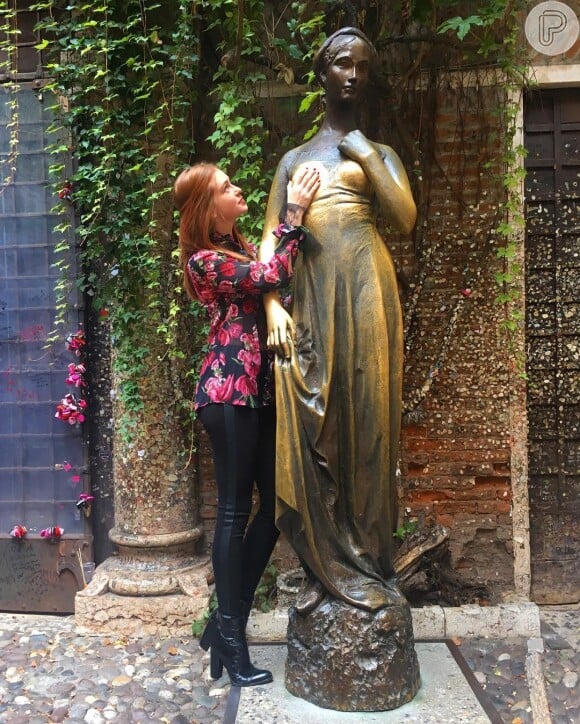 Marina Ruy Barbosa visitou a estátua de Julieta em Verona, na Itália
