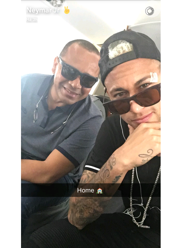 Neymar postou uma foto ao lado de seu pai no Snapchat nesta sexta-feira (7)