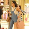 Bruna Marquezine vai às compras com look grifado em shopping no Rio de Janeiro nesta sexta-feira, dia 07 de outubro de 2016