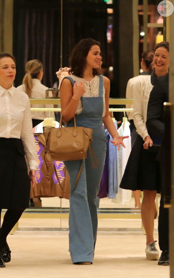 Bruna Marquezine usa macacão flare jeans e bolsa Prada para ir às compras