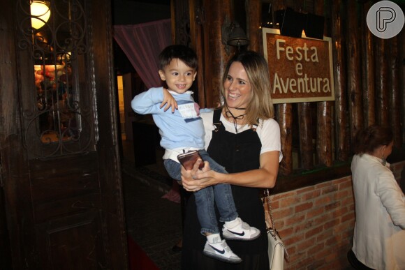 Fernanda Pontes brinca com o filho