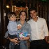 Luma Costa chegou acompanhada do marido e do filho, Antonio