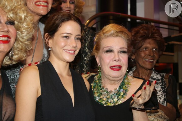 Leandra Leal posa com Rogéria na sessão de gala do filme