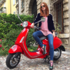Marina Ruy Barbosa se despede de viagem à Itália andando de scooter em outubro de 2016