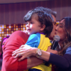 O apresentador abraça a mulher, Andrea Santa Rosa, e o filho mais novo