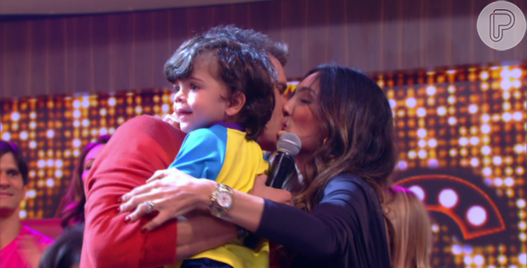 O apresentador abraça a mulher, Andrea Santa Rosa, e o filho mais novo