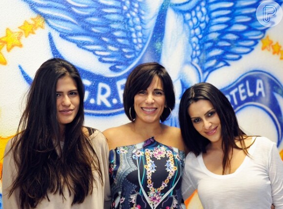 Ao lado das filhas Cleo Pires e Antonia Morais, Gloria Pires recebeu homenagem na quadra da Portela, neste sábado, 14 de dezembro de 2013