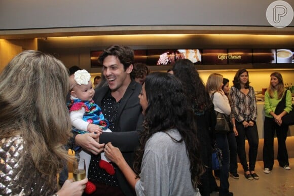 Rafael Infante também reforça o elenco de 'Vai Que Cola' e levou a filha na pré-estreia da série