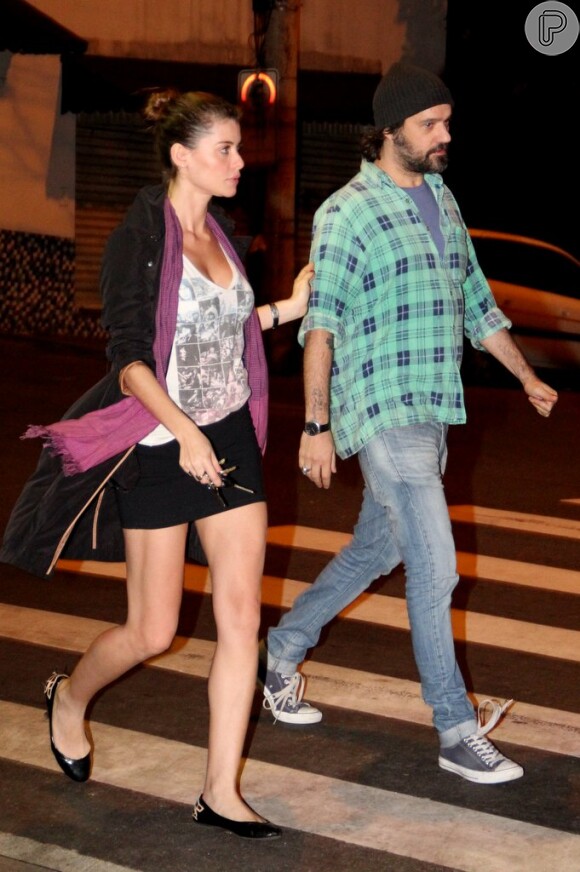 Alinne Moraes, grávida de quatro meses, passeia com o namorado, Mauro Lima, no Leblon, na Zona Sul do Rio de Janeiro, em 31 de outubro de 2013