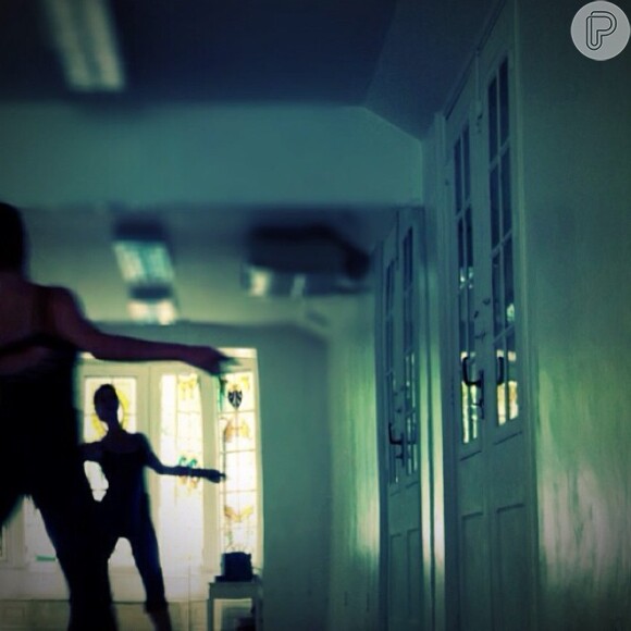 Alinne Moraes não se afastou das aulas de balé durante o início da gestação. A atriz costuma postar fotos das aulas no seu Instagram