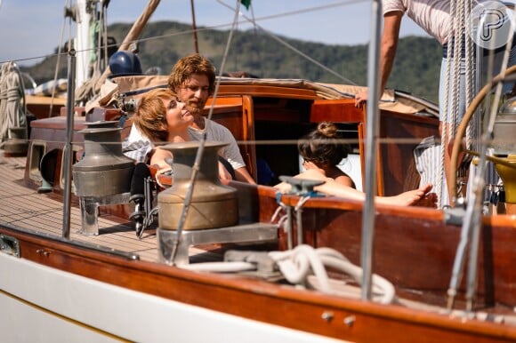 Helô (Claudia Abreu) concorda em ir passear de veleiro com Pedro (Reynaldo Gianecchini) em Paraty, na novela 'A Lei do Amor'