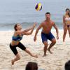 O casal costuma praticar esportes ao ar livre. Rodrigo frequentemente é visto surfando e Fernanda gosta de nadar no mar