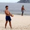 Rodrigo Hilbert também jogou vôlei de praia no Leblon no sábado, dia 14 de dezembro