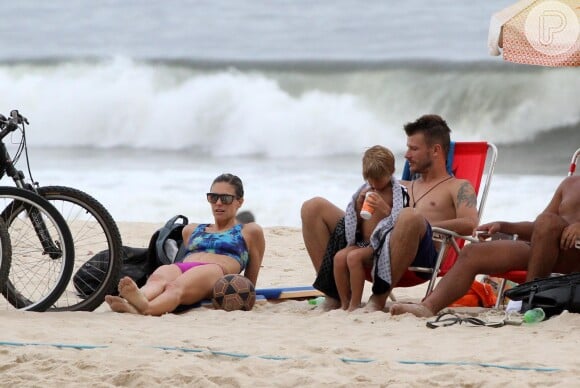 No domingo, 15 de dezembro de 2013, Rodrigo Hilbert teve a companhia da mulher, Fernanda Lima, e dos gêmeos João e Francisco, de 5 anos, no passeio da praia