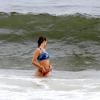 Fernanda Lima encarou as ondas do mar do Leblon para se refrescar