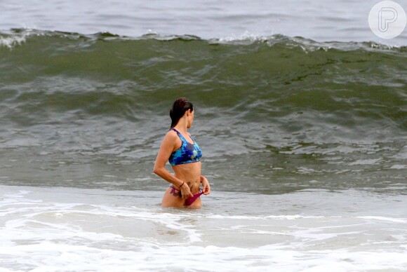 Fernanda Lima encarou as ondas do mar do Leblon para se refrescar