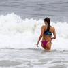 Fernanda Lima exibiu a ótima forma de biquíni, na praia do Leblon