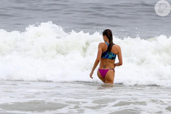 Fernanda Lima exibiu a ótima forma de biquíni, na praia do Leblon