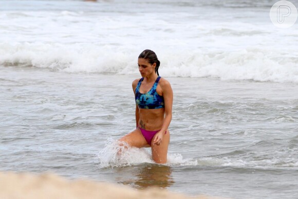 Fernanda Lima usou um biquíni discreto na tarde de domingo na praia