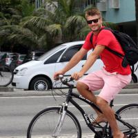 Rodrigo Hilbert inicia semana com passeio de bicicleta na orla da praia, no RJ