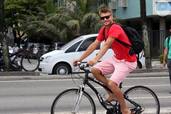 Rodrigo Hilbert abre um sorriso ao perceber que está sendo flagrado andando de bicicleta na orla da praia do Leblon, na tarde desta segunda-feira, 16 de dezembro de 2013