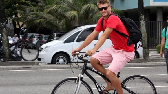 Rodrigo Hilbert inicia semana com passeio de bicicleta na orla da praia, no RJ