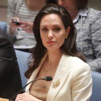 Angelina Jolie, 4 kg mais magra, sofre com ataques de pânico após separação