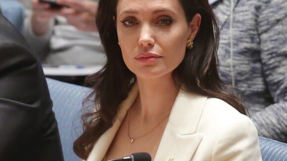Angelina Jolie, 4 kg mais magra, sofre com ataques de pânico após separação