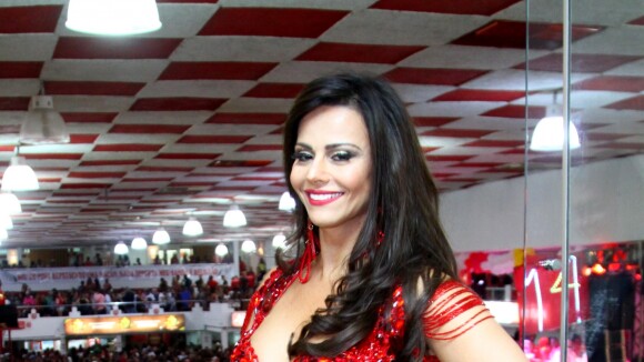 Carnaval: Viviane Araújo exibe curvas com look decotado em noite de samba