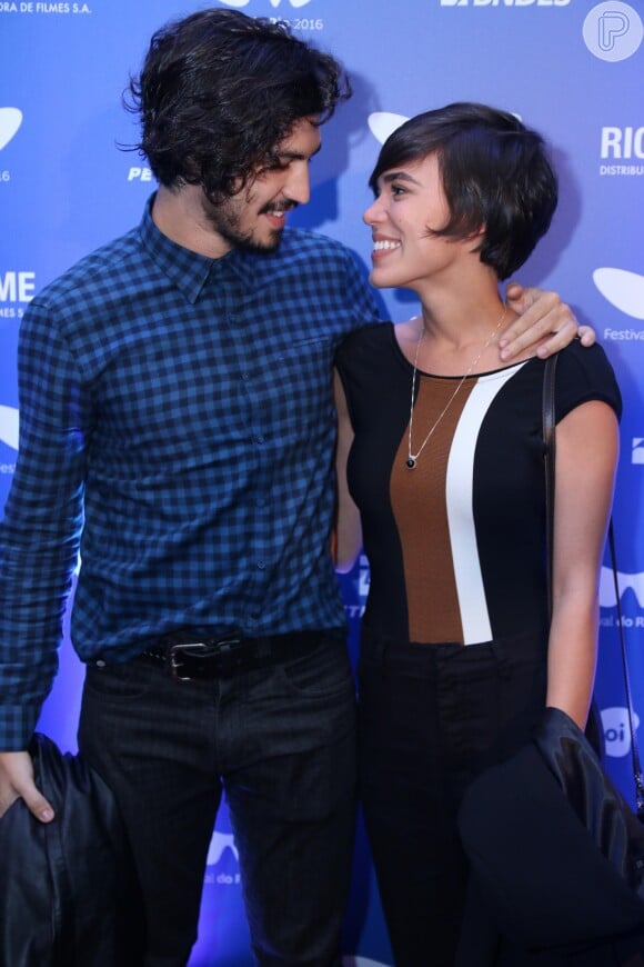 Gabriel Leone e Carla Salle posaram juntos antes da exibição do filme 'O Filho Eterno', no Festival do Rio , em 11 de outubro de 2016