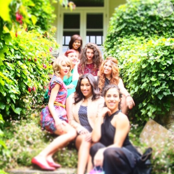 Taylor Swift comemora seus 24 anos com a presença de amigas, em 16 de dezembro de 2013