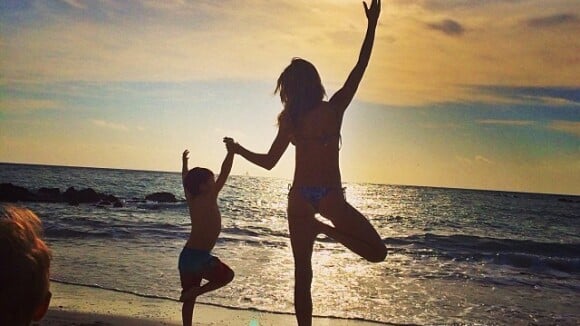 Gisele Bündchen pratica ioga com o filho, Benjamin, em praia