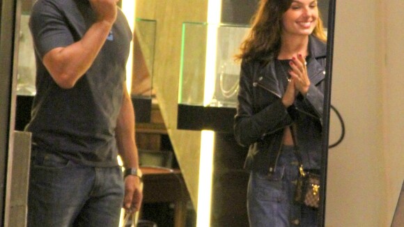 Isis Valverde passeia com namorado e visita joalheria em shopping do Rio. Fotos!