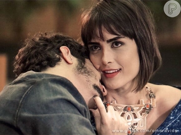 Patrícia (Maria Casadevall) não queria assumir compromisso com Michel (Caio Castro) no início da relação, em 'Amor à Vida'