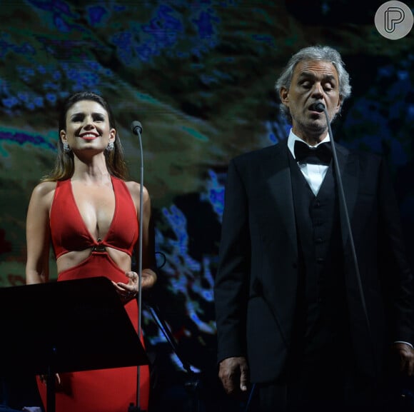 Paula Fernandes se apresentou com o tenor italiano Andrea Bocelli, nesta quinta-feira, 13 de outubro de 2013